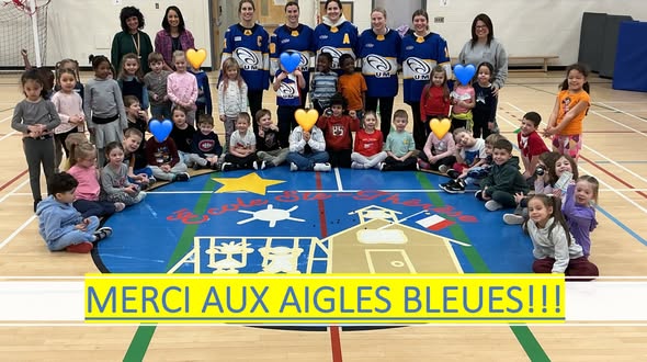 Visite de l’équipe féminine de hockey des Aigles Bleues !